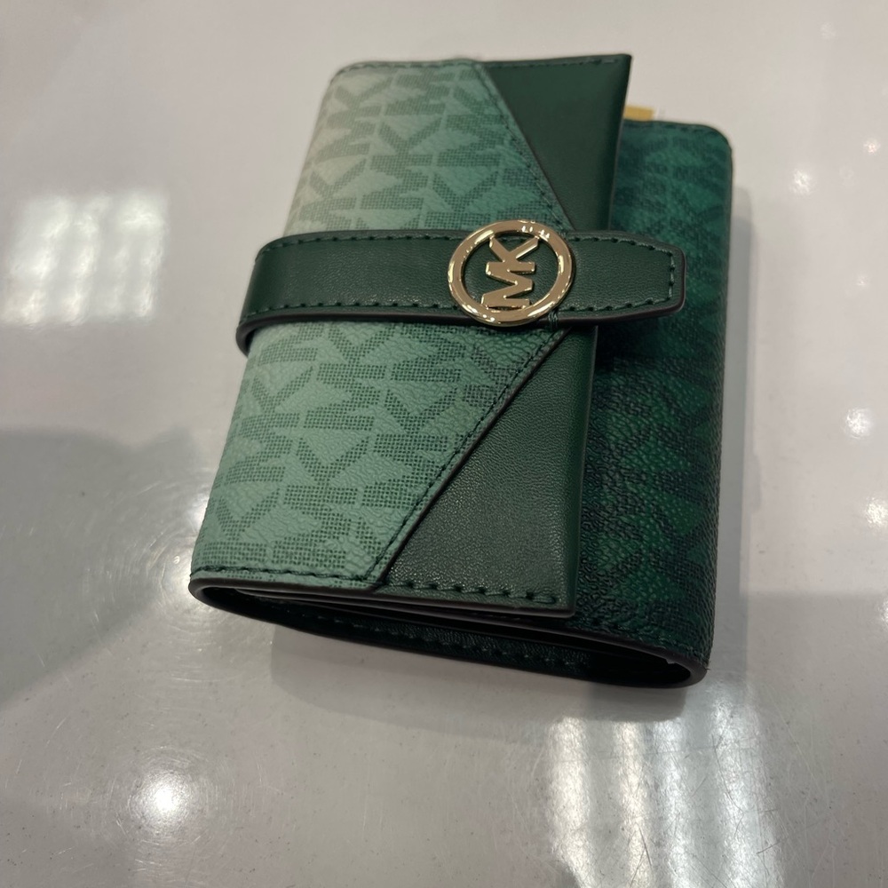 MICHAEL KORS Greenwich Medium Ombré Signature Logo Tri-Fold Wallet
Moss Multi
NW - Picture 10 of 16
